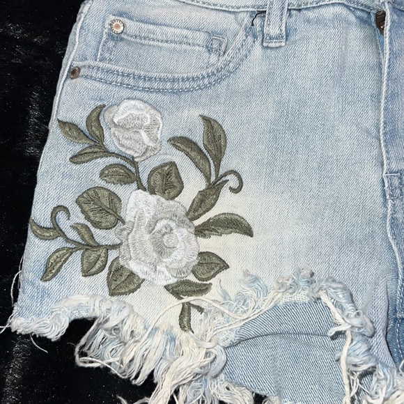 NEVER WORN CUTE FRAYED DENIM SHORTS SZ 5 - Picture 2 of 5